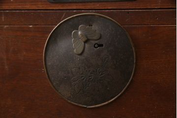和製アンティーク　前面栗(クリ)材　金具の立派な二段重ね東北衣装箪笥(時代箪笥、和タンス、衣装たんす、収納タンス、引き出し、重ねタンス)(R-073326)