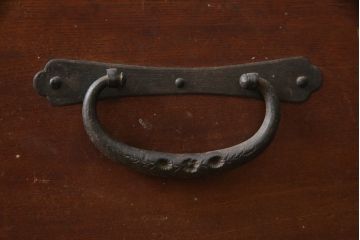 和製アンティーク　前面栗(クリ)材　金具の立派な二段重ね東北衣装箪笥(時代箪笥、和タンス、衣装たんす、収納タンス、引き出し、重ねタンス)(R-073326)
