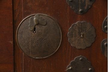 和製アンティーク　前面栗(クリ)材　金具の立派な二段重ね東北衣装箪笥(時代箪笥、和タンス、衣装たんす、収納タンス、引き出し、重ねタンス)(R-073326)