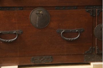 和製アンティーク　前面栗(クリ)材　金具の立派な二段重ね東北衣装箪笥(時代箪笥、和タンス、衣装たんす、収納タンス、引き出し、重ねタンス)(R-073326)