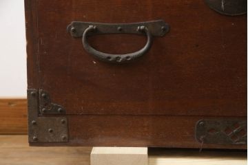 和製アンティーク　前面栗(クリ)材　金具の立派な二段重ね東北衣装箪笥(時代箪笥、和タンス、衣装たんす、収納タンス、引き出し、重ねタンス)(R-073326)