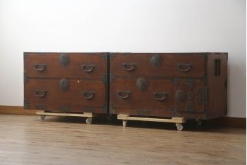 和製アンティーク　前面栗(クリ)材　金具の立派な二段重ね東北衣装箪笥(時代箪笥、和タンス、衣装たんす、収納タンス、引き出し、重ねタンス)(R-073326)
