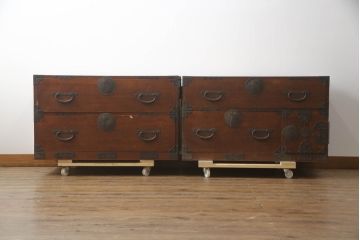 和製アンティーク　前面栗(クリ)材　金具の立派な二段重ね東北衣装箪笥(時代箪笥、和タンス、衣装たんす、収納タンス、引き出し、重ねタンス)(R-073326)