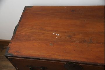 和製アンティーク　前面栗(クリ)材　金具の立派な二段重ね東北衣装箪笥(時代箪笥、和タンス、衣装たんす、収納タンス、引き出し、重ねタンス)(R-073326)