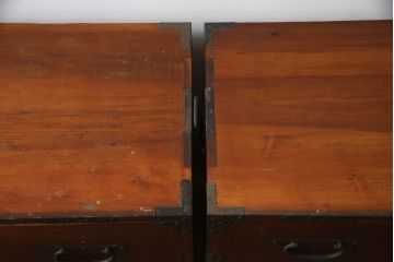 和製アンティーク　前面栗(クリ)材　金具の立派な二段重ね東北衣装箪笥(時代箪笥、和タンス、衣装たんす、収納タンス、引き出し、重ねタンス)(R-073326)