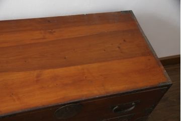 和製アンティーク　前面栗(クリ)材　金具の立派な二段重ね東北衣装箪笥(時代箪笥、和タンス、衣装たんす、収納タンス、引き出し、重ねタンス)(R-073326)