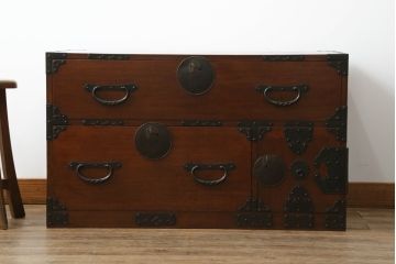和製アンティーク　前面栗(クリ)材　金具の立派な東北衣装箪笥ローボード(時代箪笥、和タンス、衣装たんす、収納タンス、引き出し、ローチェスト、テレビ台)(R-073328)