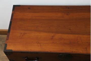 和製アンティーク　前面栗(クリ)材　金具の立派な東北衣装箪笥ローボード(時代箪笥、和タンス、衣装たんす、収納タンス、引き出し、ローチェスト、テレビ台)(R-073328)
