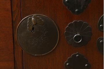 和製アンティーク　前面栗(クリ)材　金具の立派な東北衣装箪笥ローボード(時代箪笥、和タンス、衣装たんす、収納タンス、引き出し、ローチェスト、テレビ台)(R-073328)