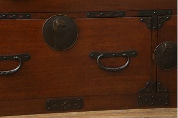 和製アンティーク　前面栗(クリ)材　金具の立派な東北衣装箪笥ローボード(時代箪笥、和タンス、衣装たんす、収納タンス、引き出し、ローチェスト、テレビ台)(R-073328)