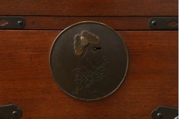 和製アンティーク　前面栗(クリ)材　金具の立派な東北衣装箪笥ローボード(時代箪笥、和タンス、衣装たんす、収納タンス、引き出し、ローチェスト、テレビ台)(R-073328)