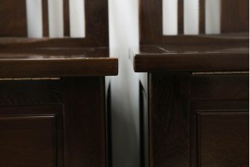 中古　鉄刀木(タガヤサン)　キャスター付き　美しい杢目が目を惹く収納付き板座チェア4脚セット(ダイニングチェア、回転チェア、椅子、イス)(R-073329)