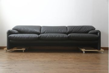 中古　極美品　短期4か月数回のみ使用!!　Cassina(カッシーナ)　MARALUNGA(マラルンガ)　本革(FZランク)　高級感ある佇まいの3人掛けワイドソファ(レザー、三人掛け、3Pワイド)(定価約284万円)(R-073331)