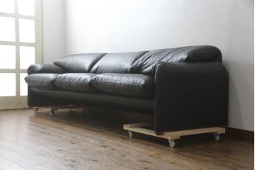 中古　極美品　短期4か月数回のみ使用!!　Cassina(カッシーナ)　MARALUNGA(マラルンガ)　本革(FZランク)　高級感ある佇まいの3人掛けワイドソファ(レザー、三人掛け、3Pワイド)(定価約284万円)(R-073331)