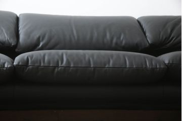 中古　極美品　短期4か月数回のみ使用!!　Cassina(カッシーナ)　MARALUNGA(マラルンガ)　本革(FZランク)　高級感ある佇まいの3人掛けワイドソファ(レザー、三人掛け、3Pワイド)(定価約284万円)(R-073331)
