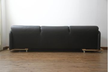 中古　極美品　短期4か月数回のみ使用!!　Cassina(カッシーナ)　MARALUNGA(マラルンガ)　本革(FZランク)　高級感ある佇まいの3人掛けワイドソファ(レザー、三人掛け、3Pワイド)(定価約284万円)(R-073331)