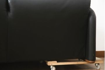 中古　極美品　短期4か月数回のみ使用!!　Cassina(カッシーナ)　MARALUNGA(マラルンガ)　本革(FZランク)　高級感ある佇まいの3人掛けワイドソファ(レザー、三人掛け、3Pワイド)(定価約284万円)(R-073331)