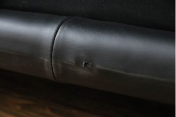 中古　極美品　短期4か月数回のみ使用!!　Cassina(カッシーナ)　MARALUNGA(マラルンガ)　本革(FZランク)　高級感ある佇まいの3人掛けワイドソファ(レザー、三人掛け、3Pワイド)(定価約284万円)(R-073331)