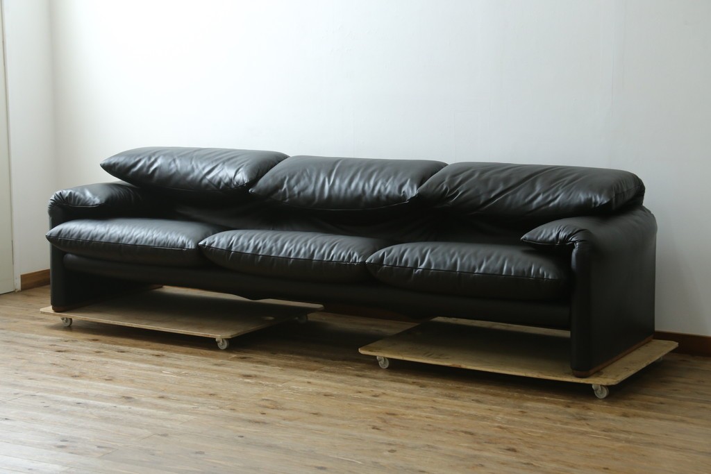 中古　極美品　短期4か月数回のみ使用!!　Cassina(カッシーナ)　MARALUNGA(マラルンガ)　本革(FZランク)　高級感ある佇まいの3人掛けワイドソファ　定価約284万円　(R-073331)