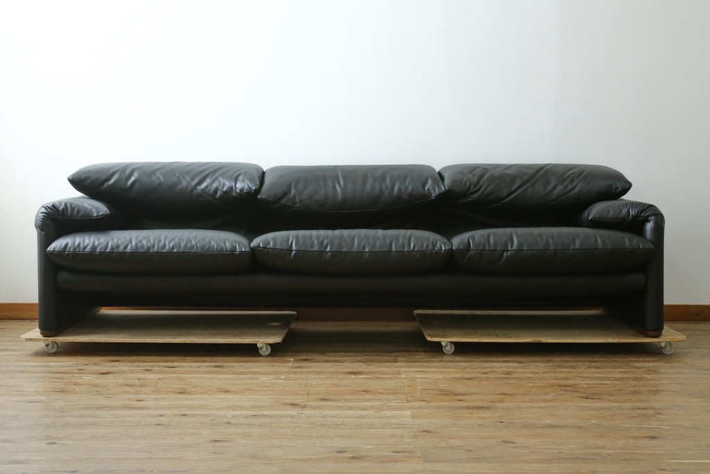 中古　極美品　短期4か月数回のみ使用!!　Cassina(カッシーナ)　MARALUNGA(マラルンガ)　本革(FZランク)　高級感ある佇まいの3人掛けワイドソファ　定価約284万円　(R-073331)
