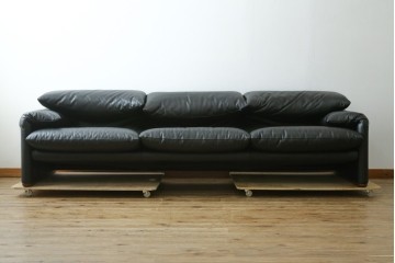 中古　極美品　短期4か月数回のみ使用!!　Cassina(カッシーナ)　MARALUNGA(マラルンガ)　本革(FZランク)　高級感ある佇まいの3人掛けワイドソファ　定価約284万円　(R-073331)