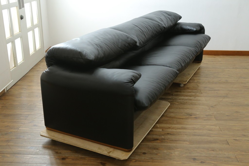 中古　極美品　短期4か月数回のみ使用!!　Cassina(カッシーナ)　MARALUNGA(マラルンガ)　本革(FZランク)　高級感ある佇まいの3人掛けワイドソファ　定価約284万円　(R-073331)