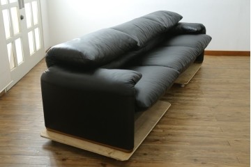 中古　極美品　短期4か月数回のみ使用!!　Cassina(カッシーナ)　MARALUNGA(マラルンガ)　本革(FZランク)　高級感ある佇まいの3人掛けワイドソファ　定価約284万円　(R-073331)