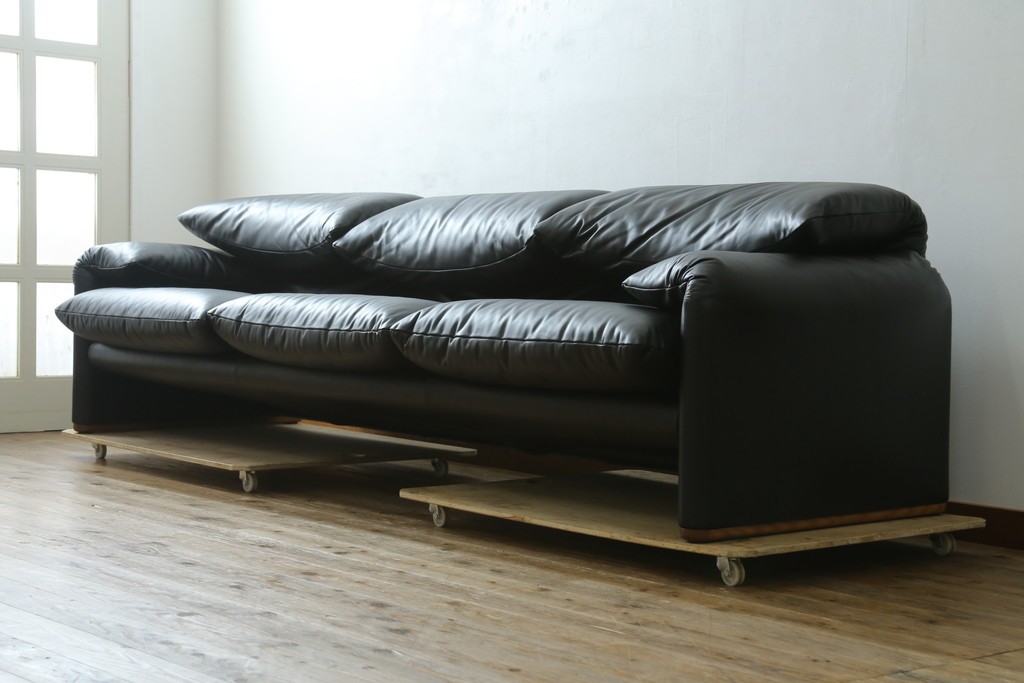 中古　極美品　短期4か月数回のみ使用!!　Cassina(カッシーナ)　MARALUNGA(マラルンガ)　本革(FZランク)　高級感ある佇まいの3人掛けワイドソファ　定価約284万円　(R-073331)