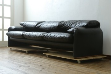中古　極美品　短期4か月数回のみ使用!!　Cassina(カッシーナ)　MARALUNGA(マラルンガ)　本革(FZランク)　高級感ある佇まいの3人掛けワイドソファ　定価約284万円　(R-073331)