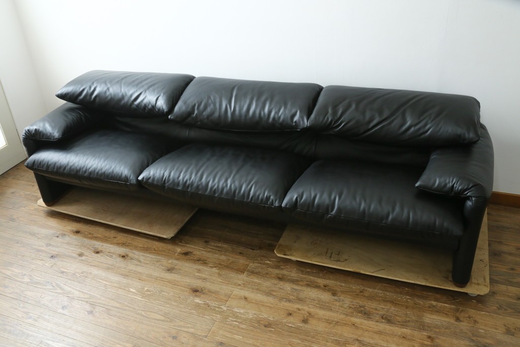中古　極美品　短期4か月数回のみ使用!!　Cassina(カッシーナ)　MARALUNGA(マラルンガ)　本革(FZランク)　高級感ある佇まいの3人掛けワイドソファ　定価約284万円　(R-073331)