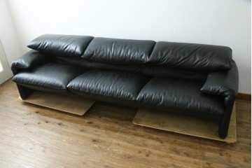 中古　極美品　短期4か月数回のみ使用!!　Cassina(カッシーナ)　MARALUNGA(マラルンガ)　本革(FZランク)　高級感ある佇まいの3人掛けワイドソファ　定価約284万円　(R-073331)