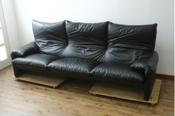 中古　極美品　短期4か月数回のみ使用!!　Cassina(カッシーナ)　MARALUNGA(マラルンガ)　本革(FZランク)　高級感ある佇まいの3人掛けワイドソファ　定価約284万円　(R-073331)