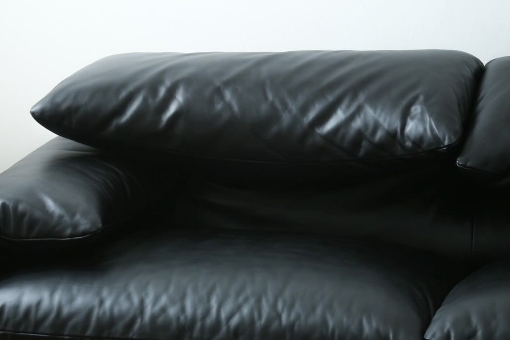 中古　極美品　短期4か月数回のみ使用!!　Cassina(カッシーナ)　MARALUNGA(マラルンガ)　本革(FZランク)　高級感ある佇まいの3人掛けワイドソファ　定価約284万円　(R-073331)