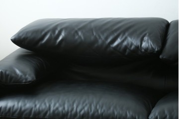 中古　極美品　短期4か月数回のみ使用!!　Cassina(カッシーナ)　MARALUNGA(マラルンガ)　本革(FZランク)　高級感ある佇まいの3人掛けワイドソファ　定価約284万円　(R-073331)