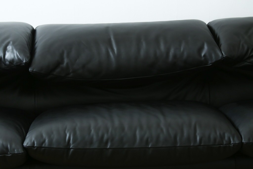 中古　極美品　短期4か月数回のみ使用!!　Cassina(カッシーナ)　MARALUNGA(マラルンガ)　本革(FZランク)　高級感ある佇まいの3人掛けワイドソファ　定価約284万円　(R-073331)
