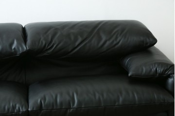 中古　極美品　短期4か月数回のみ使用!!　Cassina(カッシーナ)　MARALUNGA(マラルンガ)　本革(FZランク)　高級感ある佇まいの3人掛けワイドソファ　定価約284万円　(R-073331)