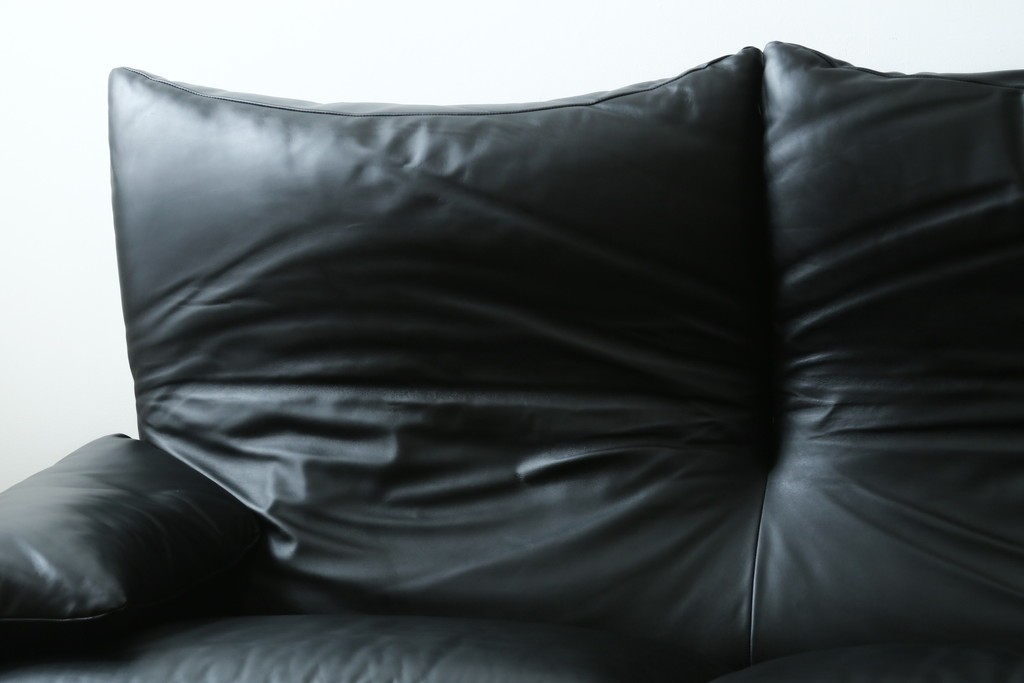 中古　極美品　短期4か月数回のみ使用!!　Cassina(カッシーナ)　MARALUNGA(マラルンガ)　本革(FZランク)　高級感ある佇まいの3人掛けワイドソファ　定価約284万円　(R-073331)