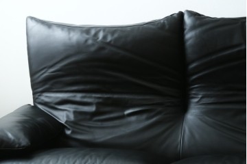 中古　極美品　短期4か月数回のみ使用!!　Cassina(カッシーナ)　MARALUNGA(マラルンガ)　本革(FZランク)　高級感ある佇まいの3人掛けワイドソファ　定価約284万円　(R-073331)