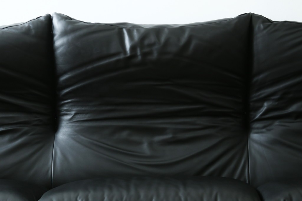 中古　極美品　短期4か月数回のみ使用!!　Cassina(カッシーナ)　MARALUNGA(マラルンガ)　本革(FZランク)　高級感ある佇まいの3人掛けワイドソファ　定価約284万円　(R-073331)