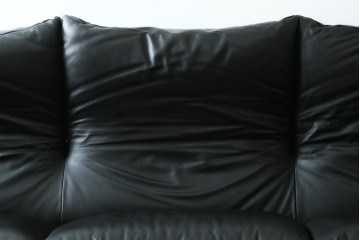 中古　極美品　短期4か月数回のみ使用!!　Cassina(カッシーナ)　MARALUNGA(マラルンガ)　本革(FZランク)　高級感ある佇まいの3人掛けワイドソファ　定価約284万円　(R-073331)