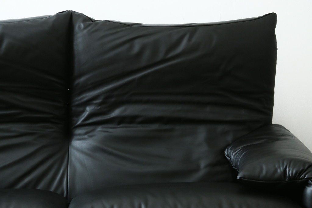 中古　極美品　短期4か月数回のみ使用!!　Cassina(カッシーナ)　MARALUNGA(マラルンガ)　本革(FZランク)　高級感ある佇まいの3人掛けワイドソファ　定価約284万円　(R-073331)