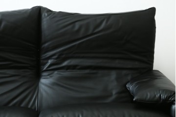 中古　極美品　短期4か月数回のみ使用!!　Cassina(カッシーナ)　MARALUNGA(マラルンガ)　本革(FZランク)　高級感ある佇まいの3人掛けワイドソファ　定価約284万円　(R-073331)