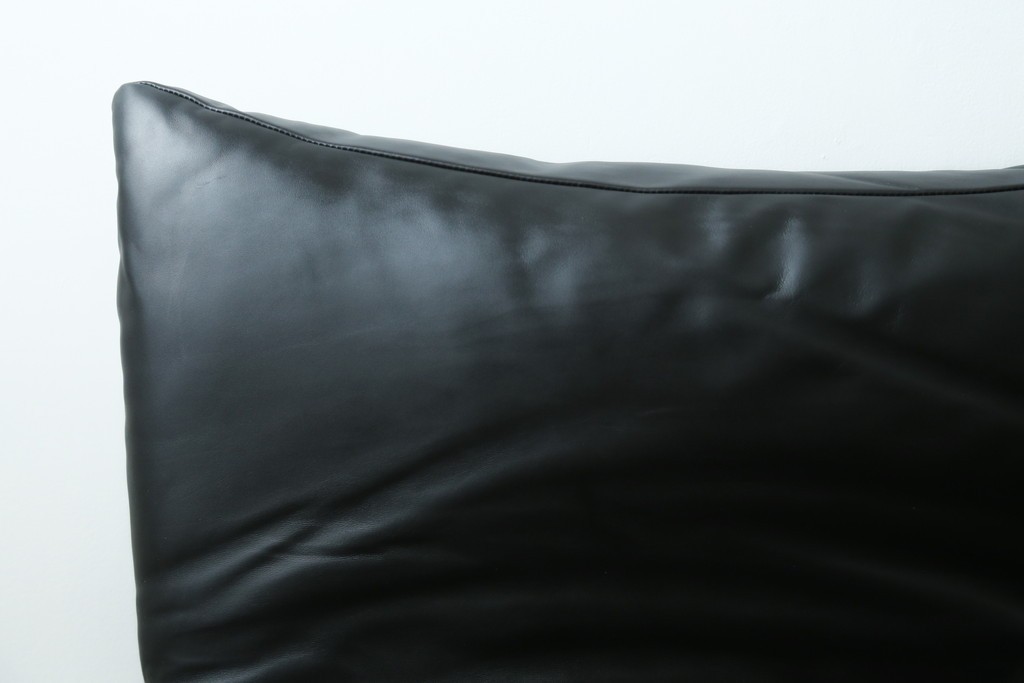 中古　極美品　短期4か月数回のみ使用!!　Cassina(カッシーナ)　MARALUNGA(マラルンガ)　本革(FZランク)　高級感ある佇まいの3人掛けワイドソファ　定価約284万円　(R-073331)