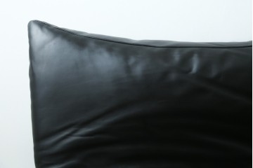 中古　極美品　短期4か月数回のみ使用!!　Cassina(カッシーナ)　MARALUNGA(マラルンガ)　本革(FZランク)　高級感ある佇まいの3人掛けワイドソファ　定価約284万円　(R-073331)