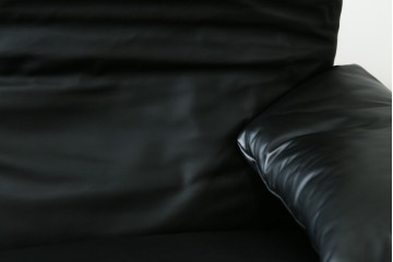 中古　極美品　短期4か月数回のみ使用!!　Cassina(カッシーナ)　MARALUNGA(マラルンガ)　本革(FZランク)　高級感ある佇まいの3人掛けワイドソファ　定価約284万円　(R-073331)