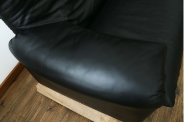 中古　極美品　短期4か月数回のみ使用!!　Cassina(カッシーナ)　MARALUNGA(マラルンガ)　本革(FZランク)　高級感ある佇まいの3人掛けワイドソファ　定価約284万円　(R-073331)