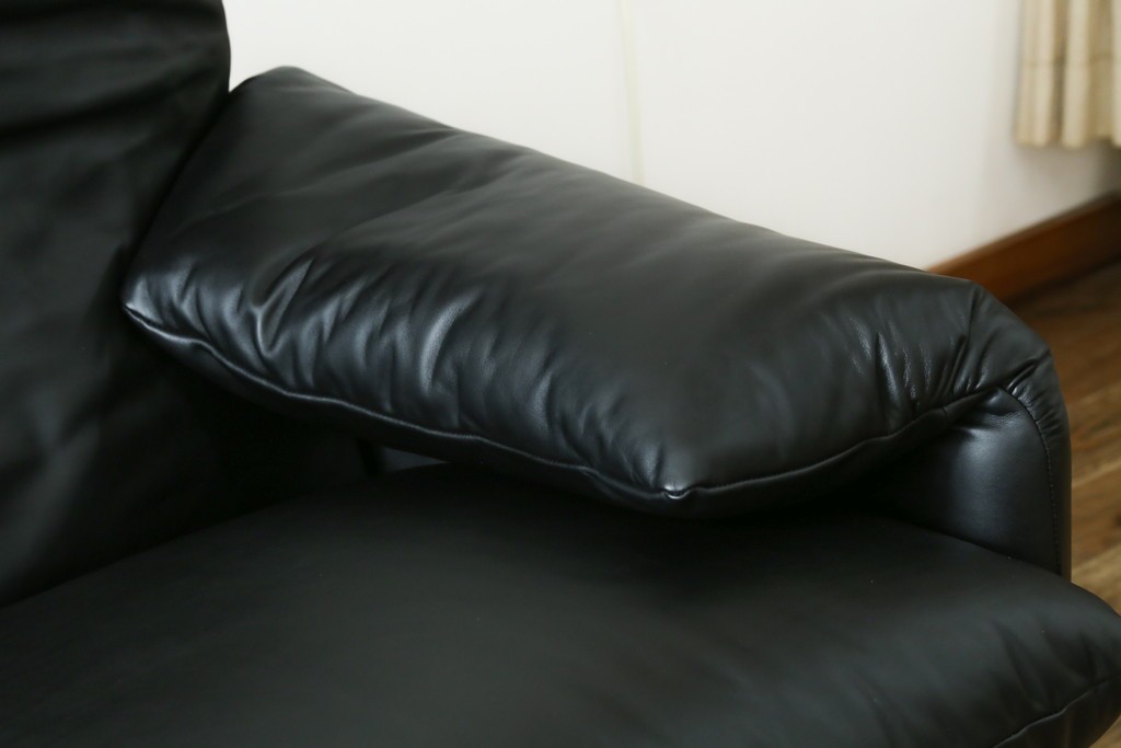 中古　極美品　短期4か月数回のみ使用!!　Cassina(カッシーナ)　MARALUNGA(マラルンガ)　本革(FZランク)　高級感ある佇まいの3人掛けワイドソファ　定価約284万円　(R-073331)