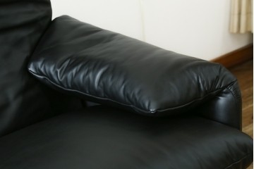 中古　極美品　短期4か月数回のみ使用!!　Cassina(カッシーナ)　MARALUNGA(マラルンガ)　本革(FZランク)　高級感ある佇まいの3人掛けワイドソファ　定価約284万円　(R-073331)