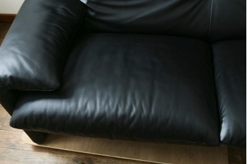 中古　極美品　短期4か月数回のみ使用!!　Cassina(カッシーナ)　MARALUNGA(マラルンガ)　本革(FZランク)　高級感ある佇まいの3人掛けワイドソファ　定価約284万円　(R-073331)
