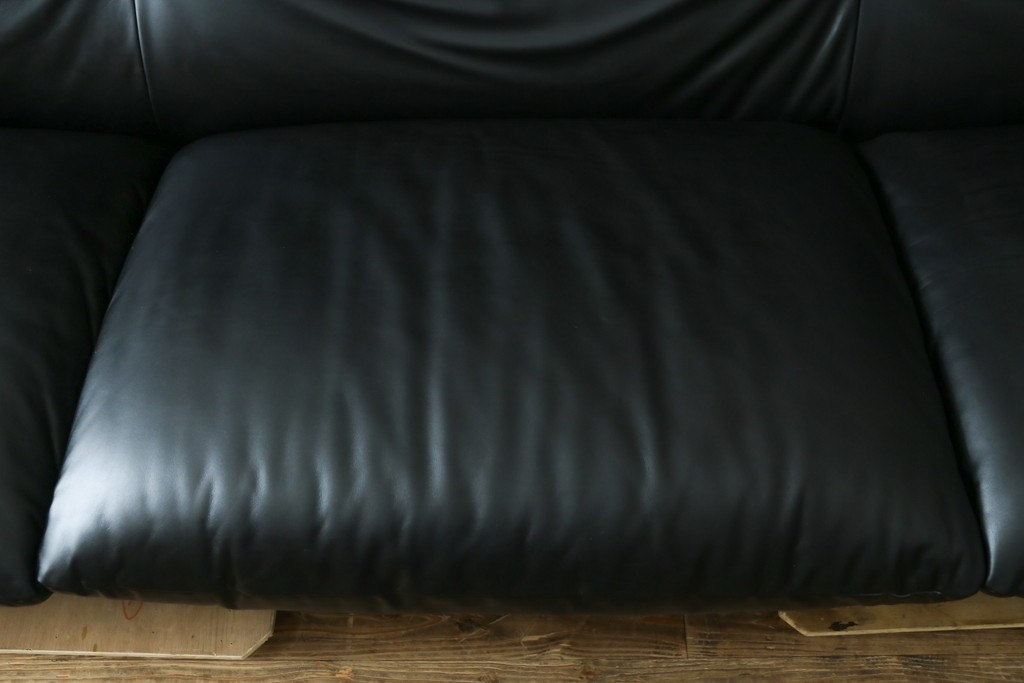 中古　極美品　短期4か月数回のみ使用!!　Cassina(カッシーナ)　MARALUNGA(マラルンガ)　本革(FZランク)　高級感ある佇まいの3人掛けワイドソファ　定価約284万円　(R-073331)